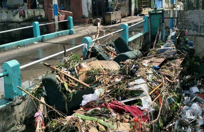 Limbah Kasur Bikin Genangan di Surabaya