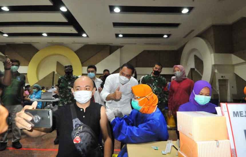 300 Ribu Warga Surabaya Sudah Vaksin