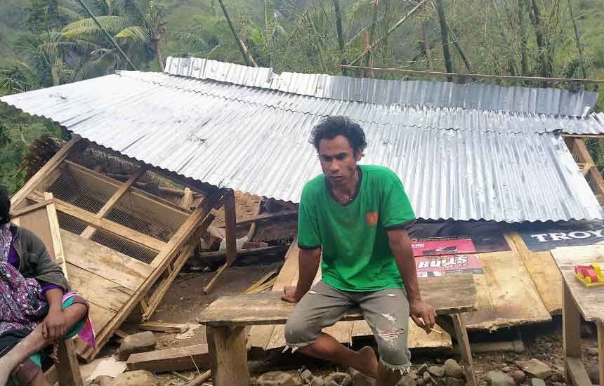 Bantuan bagi Mahasiswa FKIP Unitomo asal NTT