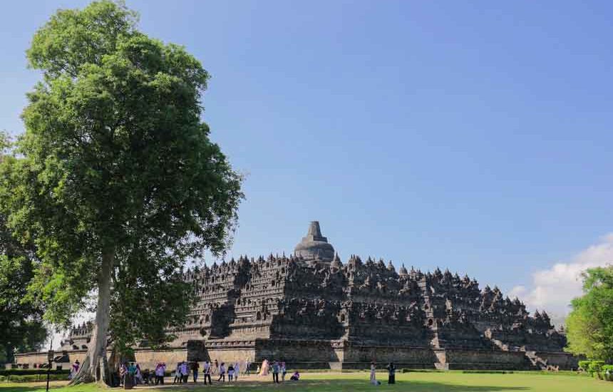 Nikmati Heritage Borobudur dengan Campervan