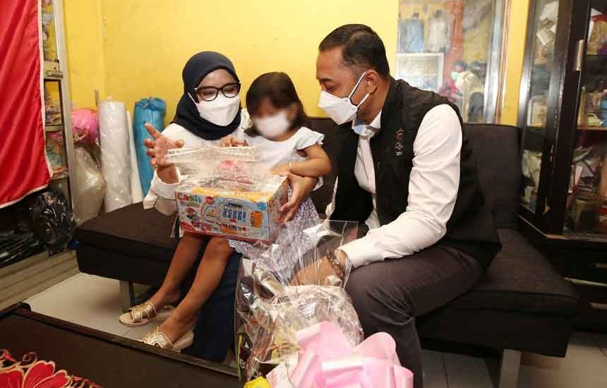 Momen Haru Pelukan Erat Eri Cahyadi