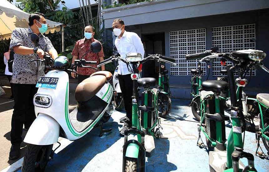 Berbondong-Bondong Bantu Surabaya