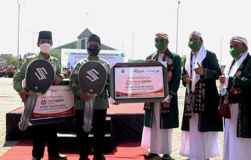 Bank Jatim Serahkan 2 Mobil Wak Muqidin