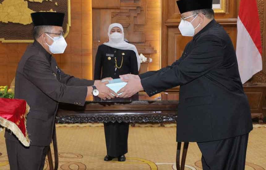 Khofifah Lantik Staf Ahli