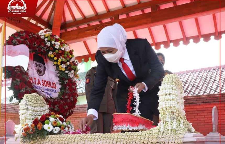 Ziarahi Makam Gubernur Pertama Jatim