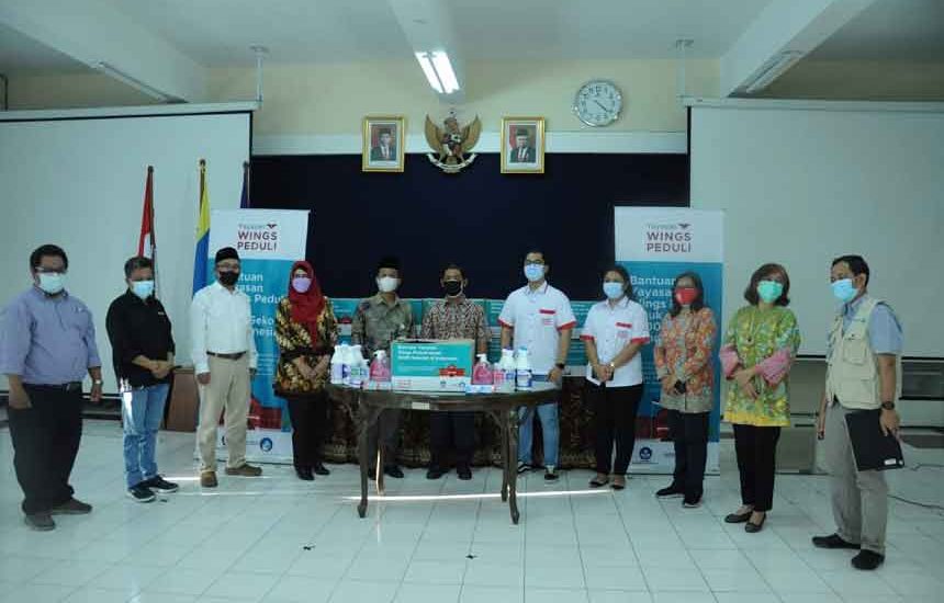 Unair Salurkan Paket Safe School Kits