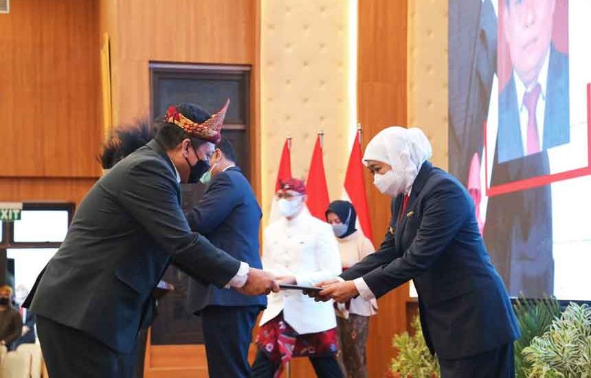 Khofifah Raih Lencana Pemimpin Perubahan
