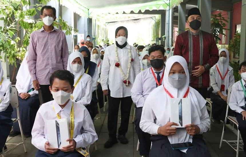 Risma Bagi 105 Tablet Canggih di Eks Dolly