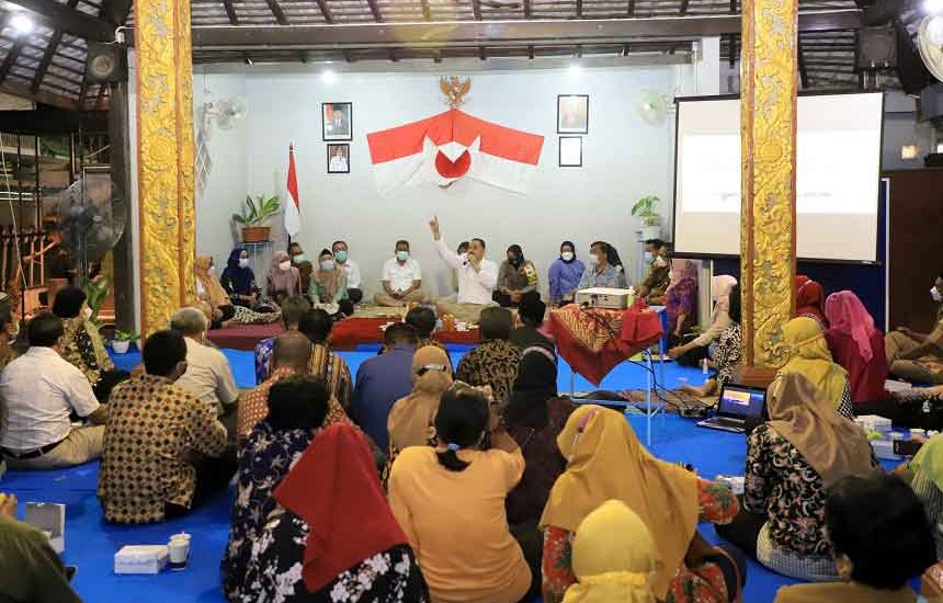 Eri Cahyadi Cangkrukan di Balai RW