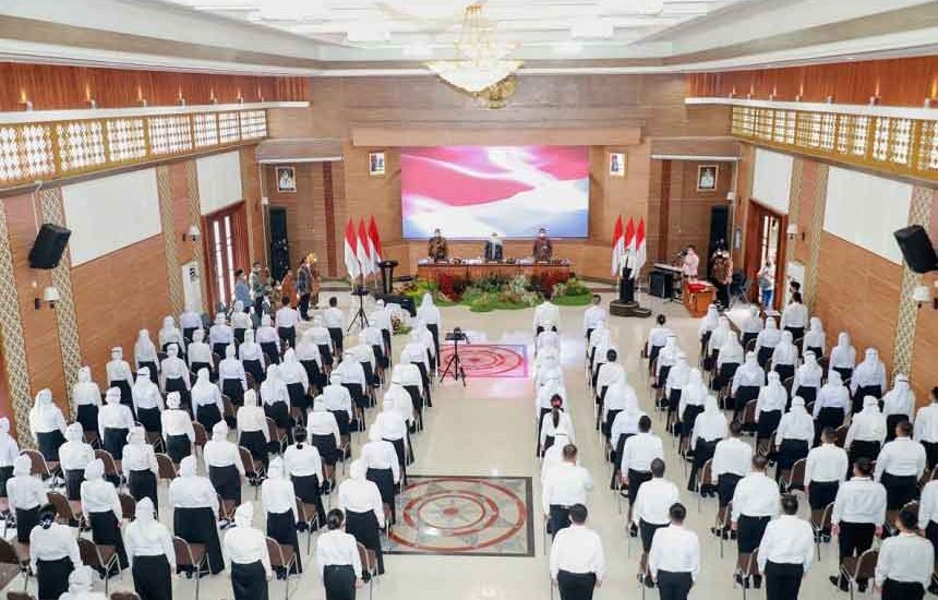 Khofifah Jargonkan BerAKHLAK ke ASN
