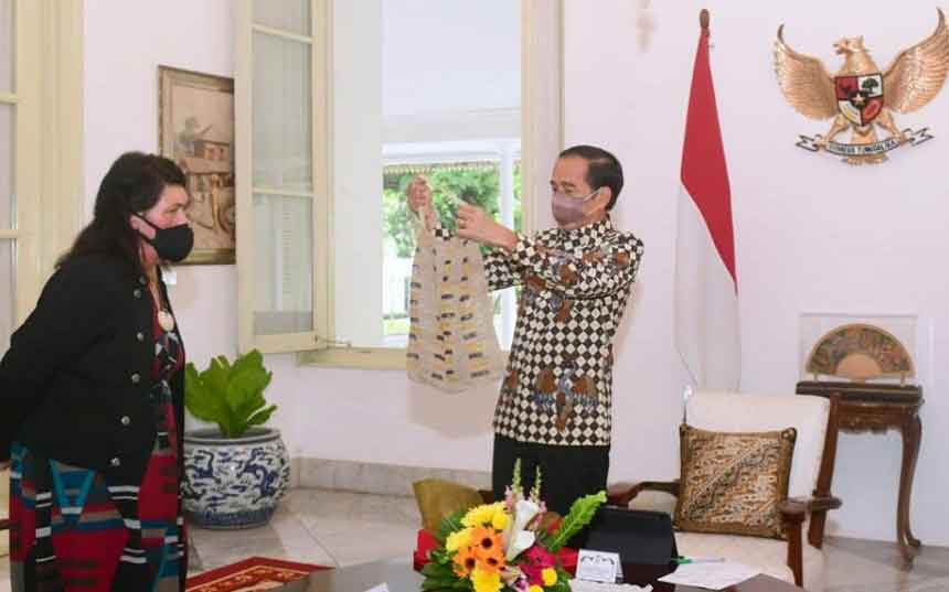Menlu Selandia Baru Dihadiahi Noken