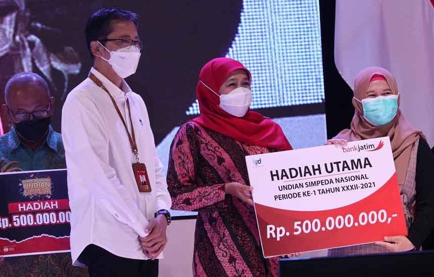 Khofifah Serahkan Hadiah Undian Simpeda Bank Jatim