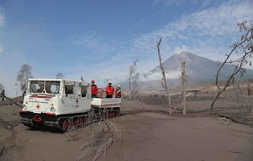 Khofifah Puji Relawan Semeru