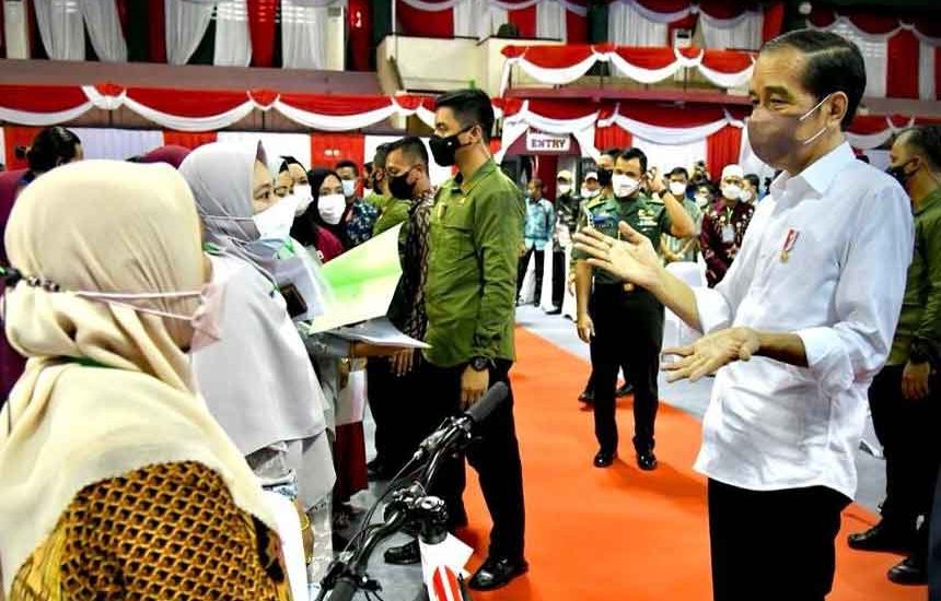 Saat Jokowi Kembali Bagi Sepeda