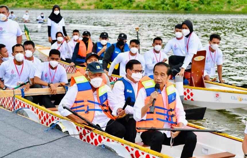 Naik Perahu Naga, Resmikan Bendungan