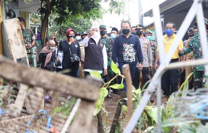 Khofifah Tinjau Banjir Bandang Jember