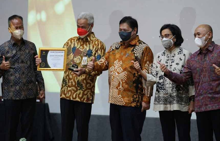 Ganjar Terima Penghargaan KUR 2021