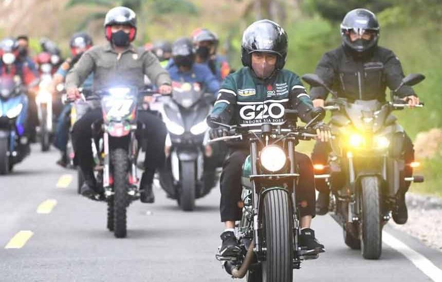 Kunjungi Toba, Jokowi Naik Motor