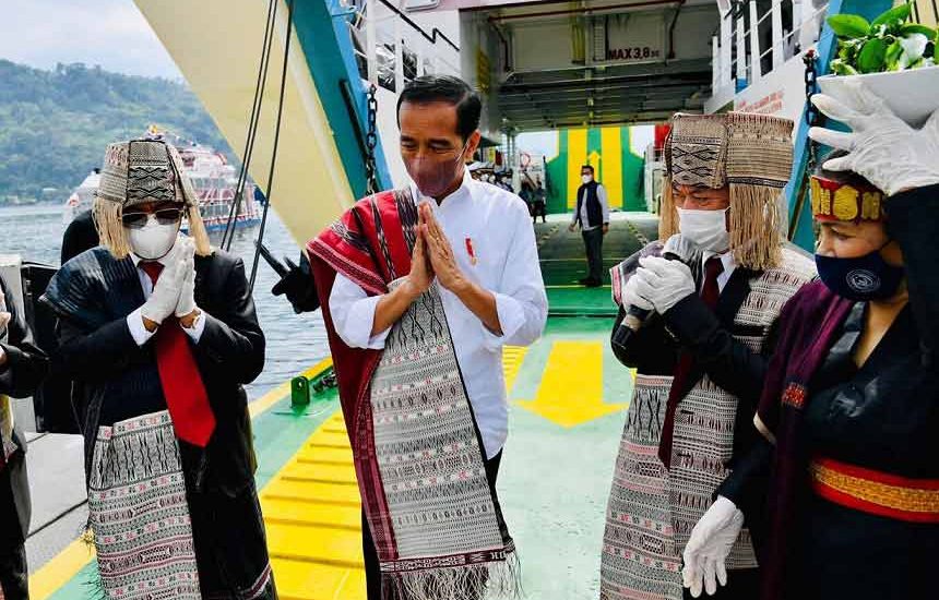 Adat Penyambutan Jokowi di Toba