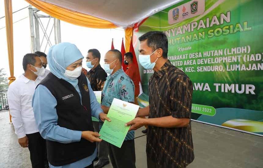Khofifah Serahkan SK Perhutanan Sosial