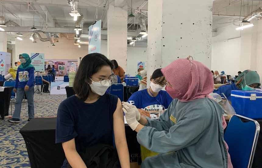 Sentra Vaksin Massal di Surabaya