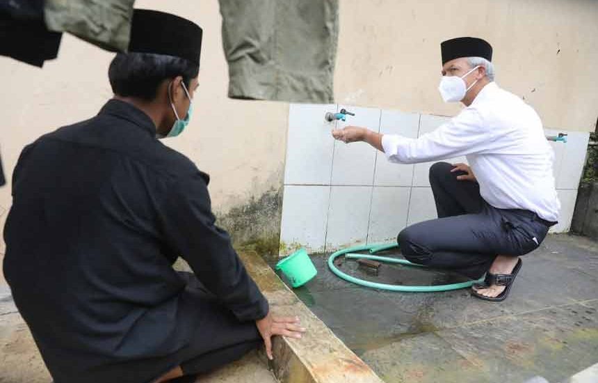 Ganjar Ziarah Makam Mbah Hisyam