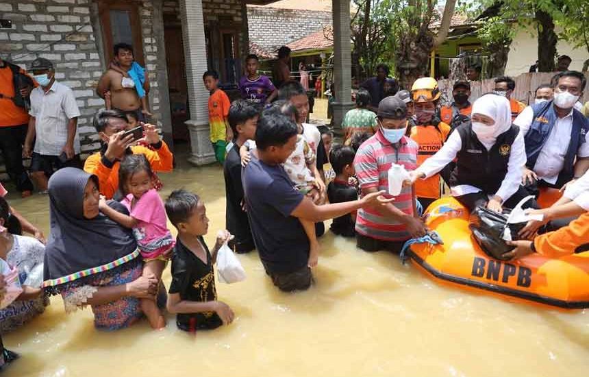 Khofifah Tinjau Banjir Pamekasan