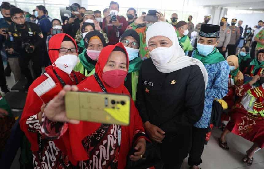 Khofifah Lepas Jamaah Umroh di Juanda