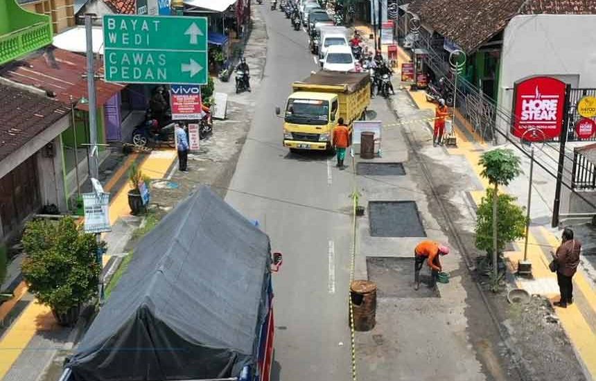 Ganjar Pantau Jalan Pakai Aplikasi
