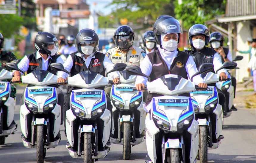 Khofifah Terbitkan SE Penggunaan Kendaraan Listrik dan Kompor Induksi