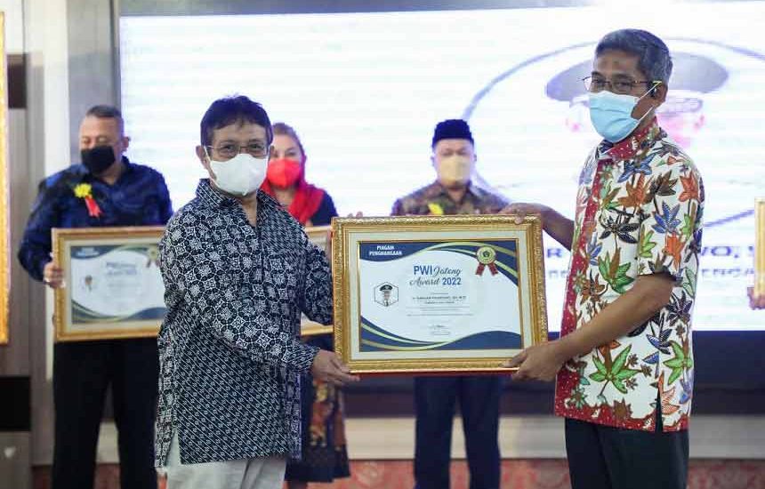 Ganjar Raih Penghargaan PWI Jateng Award