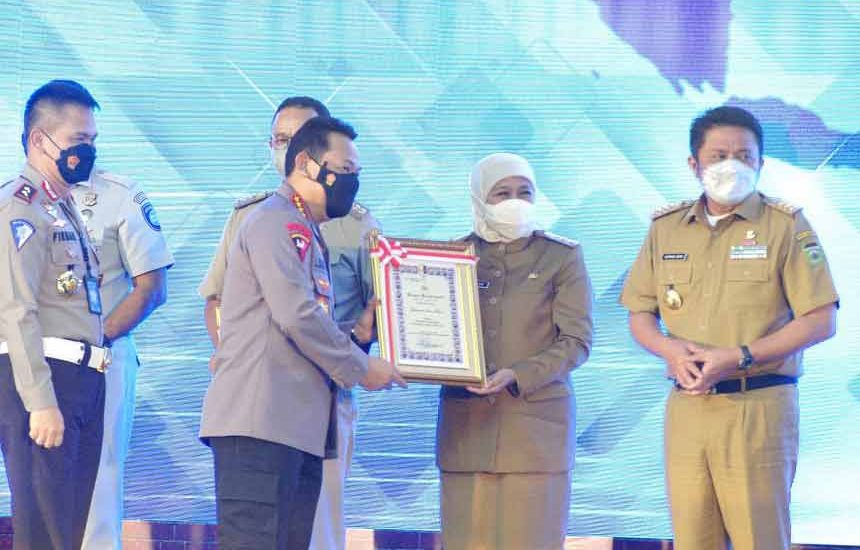 Khofifah Terima Penghargaan ETLE Nasional Presisi