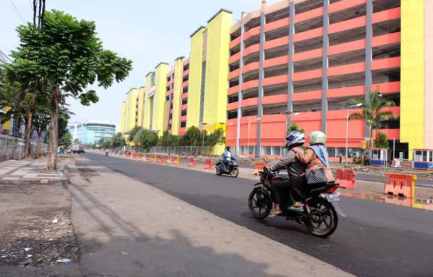 Halte Bus dan Pedestrian di Jalan Pasar Turi