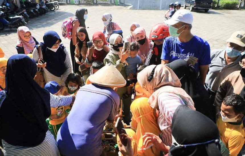 Ganjar Borong Dolanan Tradisional