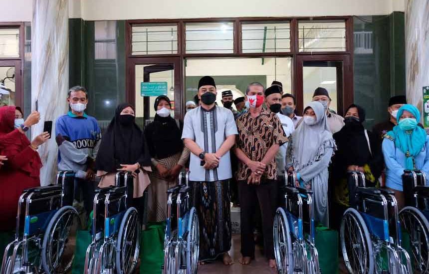 Eri Bagi 20 Kursi Roda untuk MBR