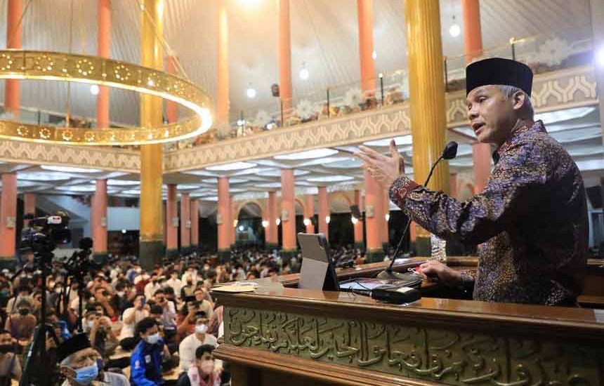 Ganjar Ceramah Tarawih di Masjid UGM