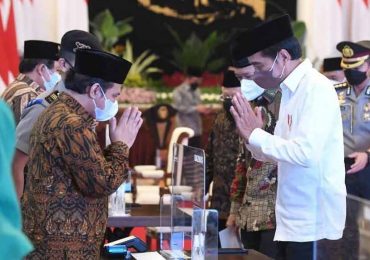 Jokowi Serahkan Zakat kepada Baznas