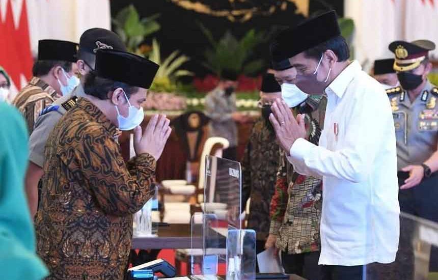 Jokowi Serahkan Zakat kepada Baznas