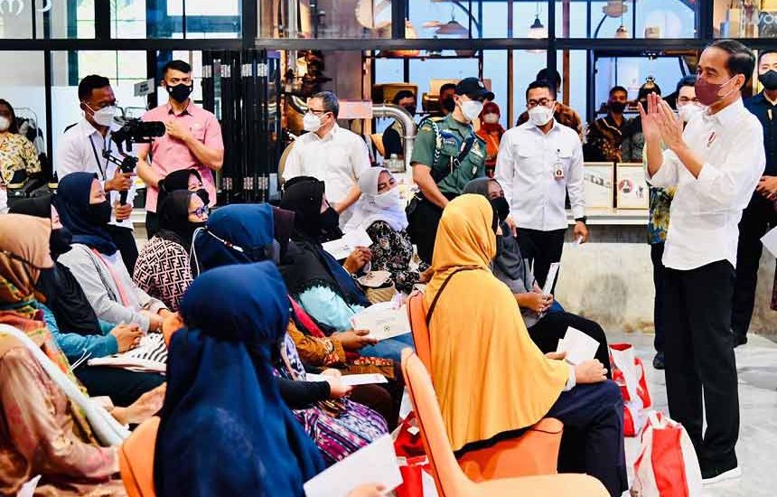 Jokowi Tinjau Penyaluran BLT Migor