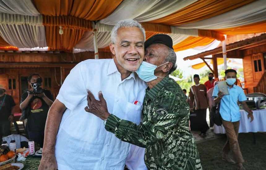Ganjar Undang Guru SD yang Dikabarkan Meninggal
