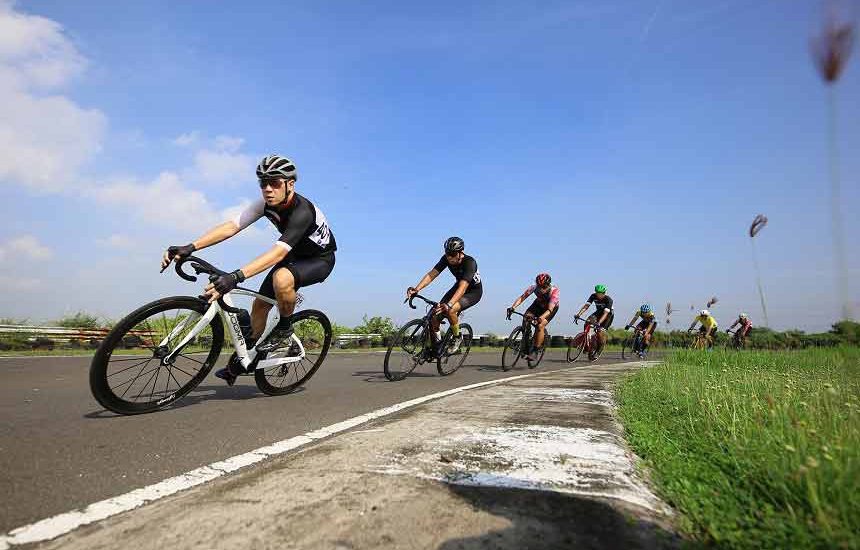 Ratusan Pembalap Sepeda Ramaikan Suroboyo Race 2022