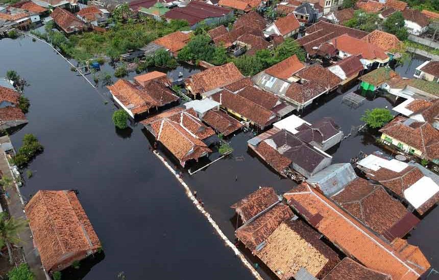 Tanah Ambles di Sepanjang Pantura