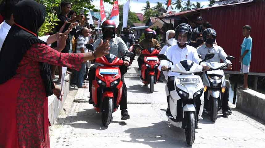 Jokowi dan Iriana Naik Motor Listrik