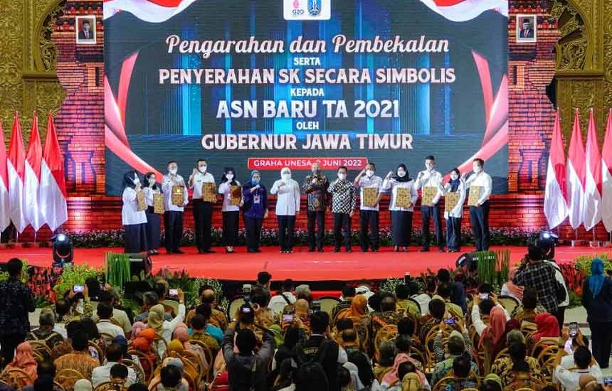 Khofifah Serahkan SK CPNS dan PPPK