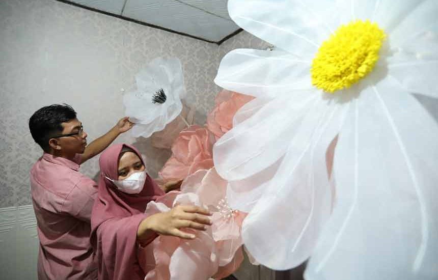 Kerajinan Bunga Dekor Berdayakan Tetangga