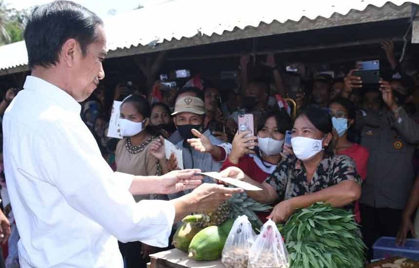 Jokowi Temui Pedagang di Pasar Alasa