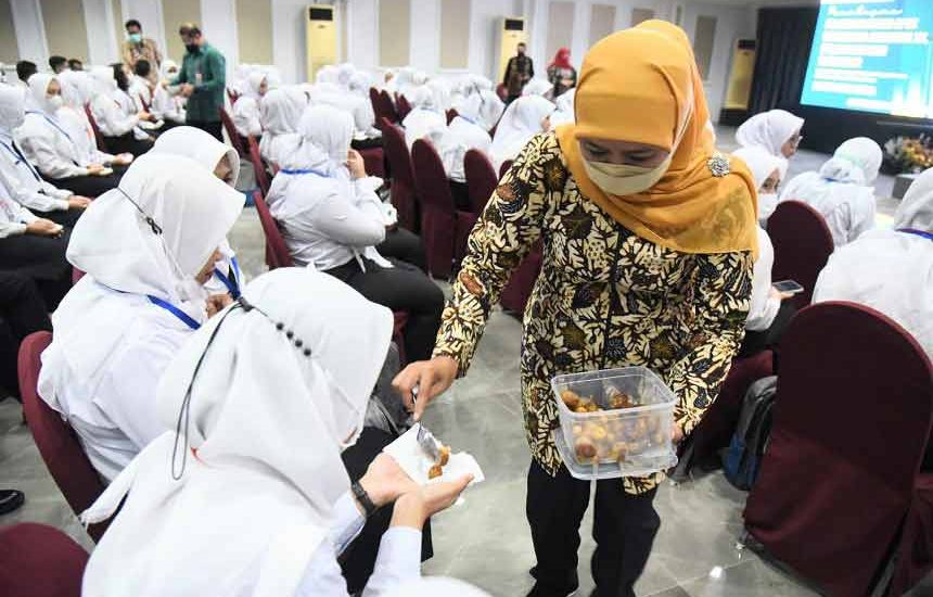 Pulang Haji, Khofifah Bagikan Kurma
