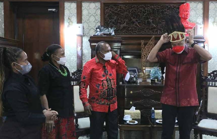 Dibantu Ganjar, Mahasiswa Papua Lulus S2