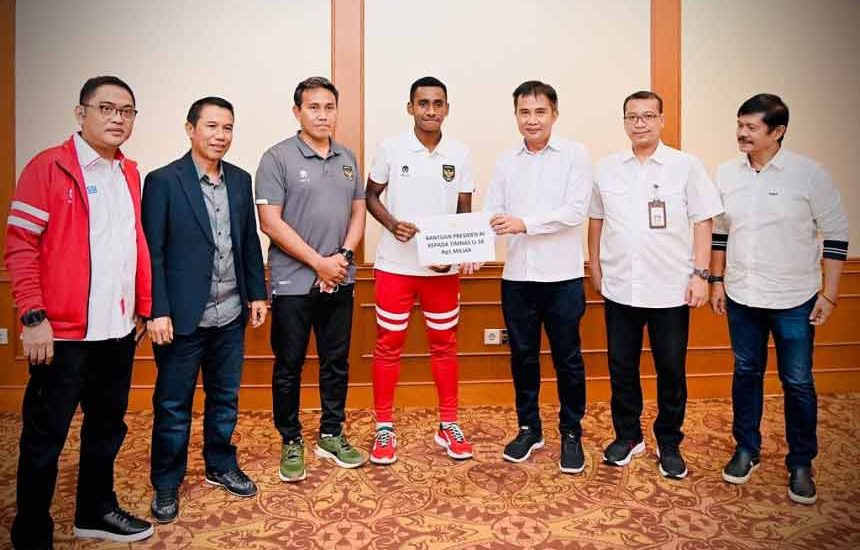 Jokowi Beri Bonus Rp 1M ke Timnas U-16