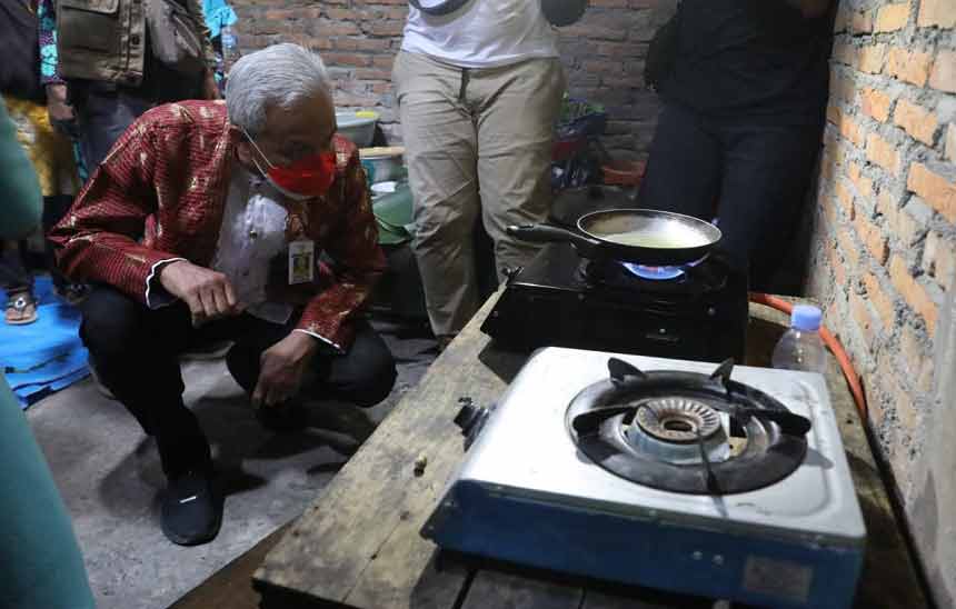 Ganjar Pranowo Serahkan Instalasi BSG